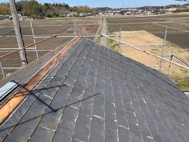 既存の屋根に新しい防水シートを敷きます